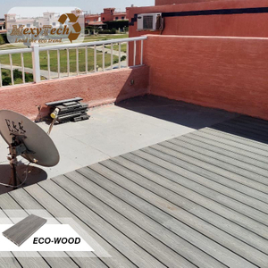 Cómo instalar cubiertas de madera compuesta en un terreno desigual